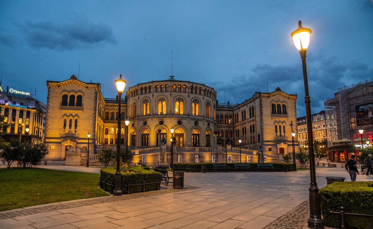Boka Badstufolk er skrevet Knut Lerhol og Hallgrim Børhus Rogn.